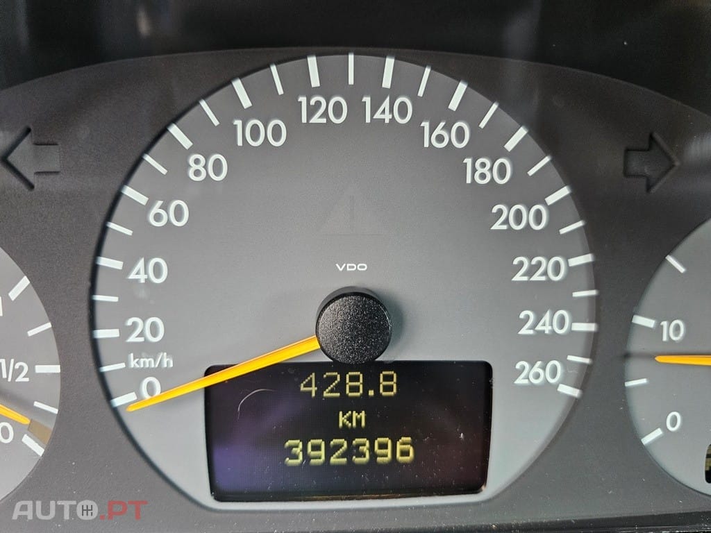 Mercedes-Benz E 220 Cx/Auto 143Cv