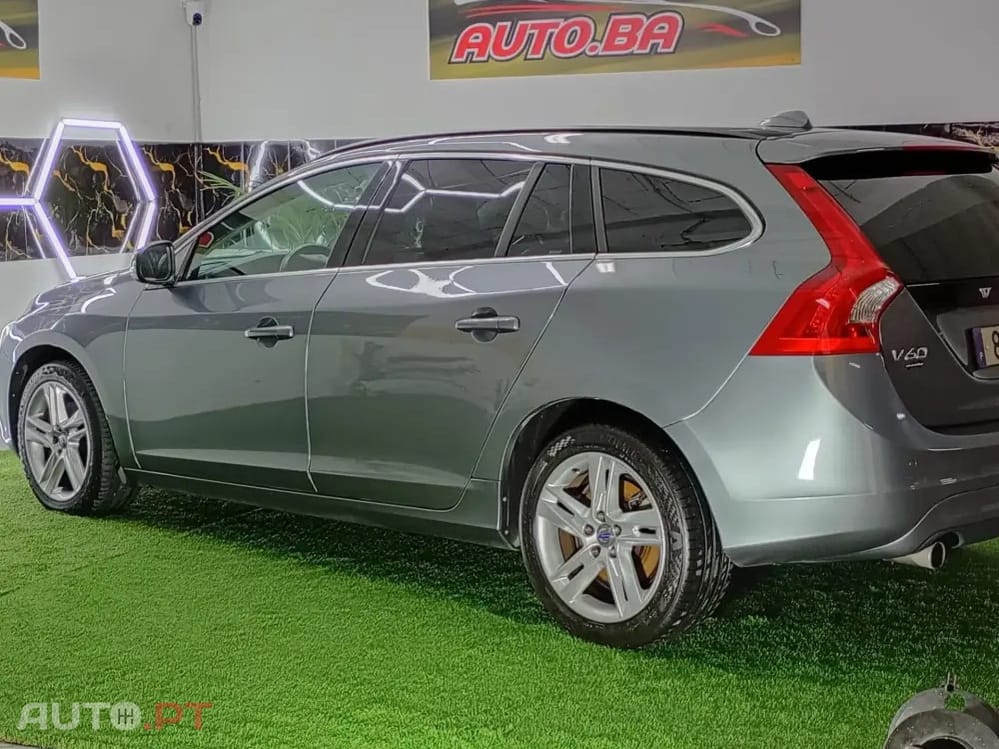 Volvo V60 2.0 D2 R-Design Momentum