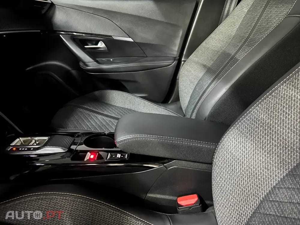 Peugeot 2008 1.2 Hybrid Allure e-DCS6