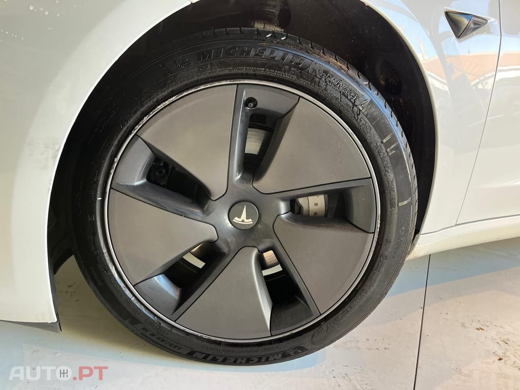 Tesla Model 3 Stander 