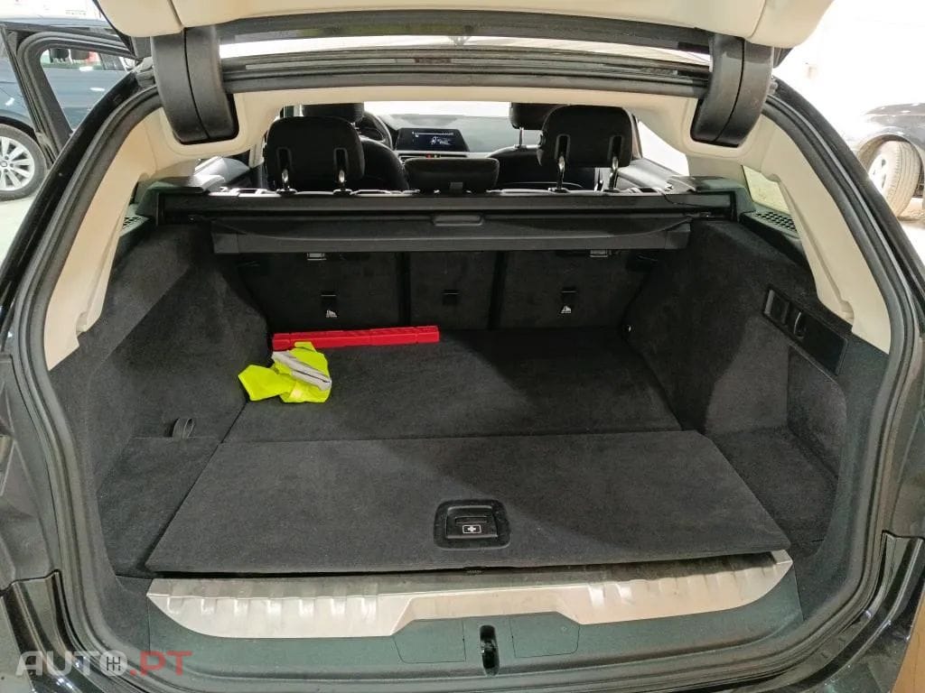 BMW 330 e Touring Auto