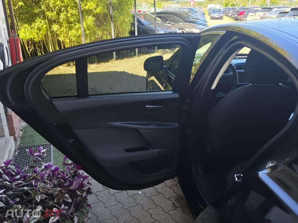 Jaguar XE E-Performance Pure