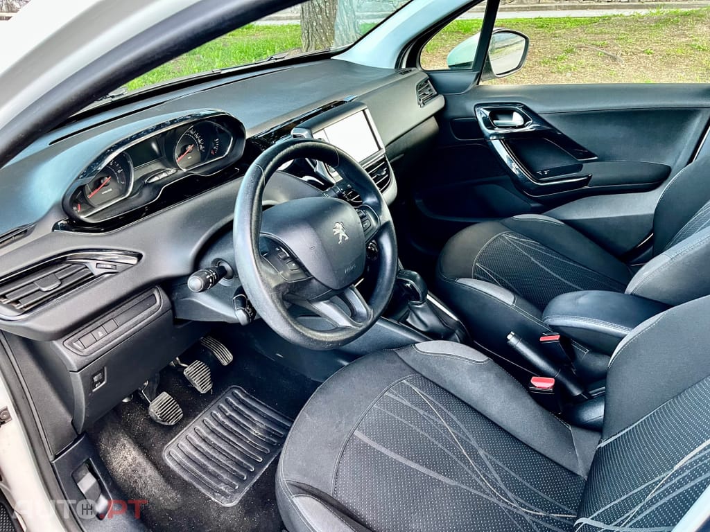 Peugeot 208 ..