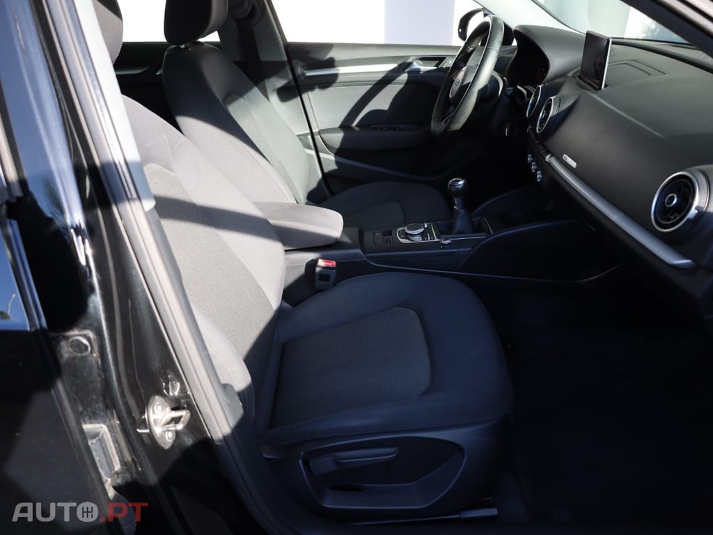 Audi A3 Sportback 1.6 TDi B. Line Attraction