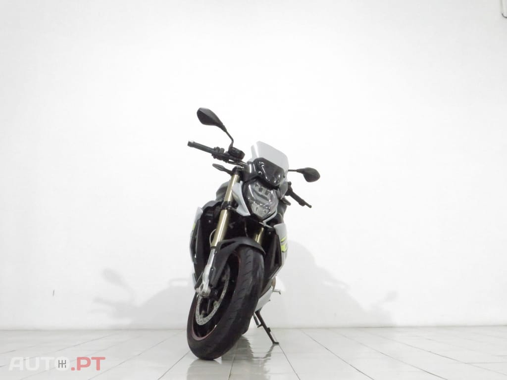 BMW S .