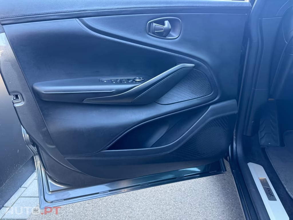 Aston Martin DBX 4.0 V8