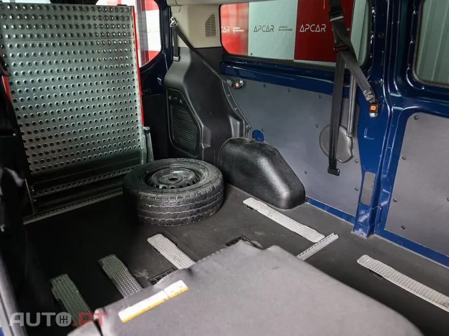 Ford Transit Custom Adaptada p/ 3 cadeiras de rodas