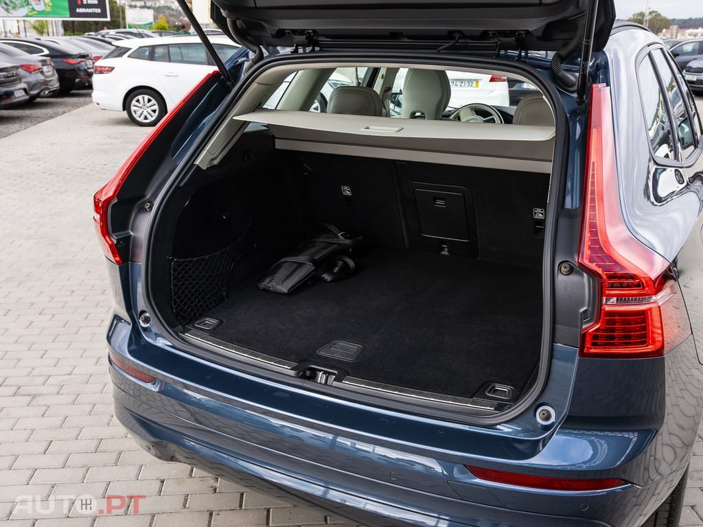 Volvo XC 60 2.0 B4 Momentum — fotografia 10