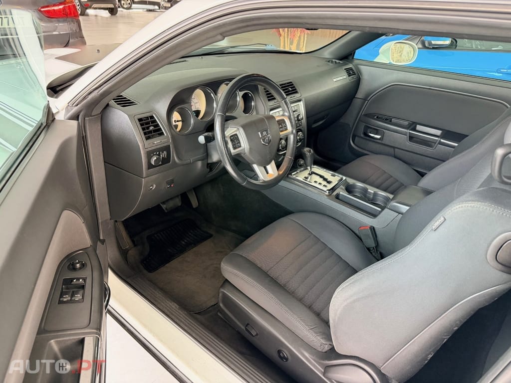 Dodge Challenger Auto SXT Plus