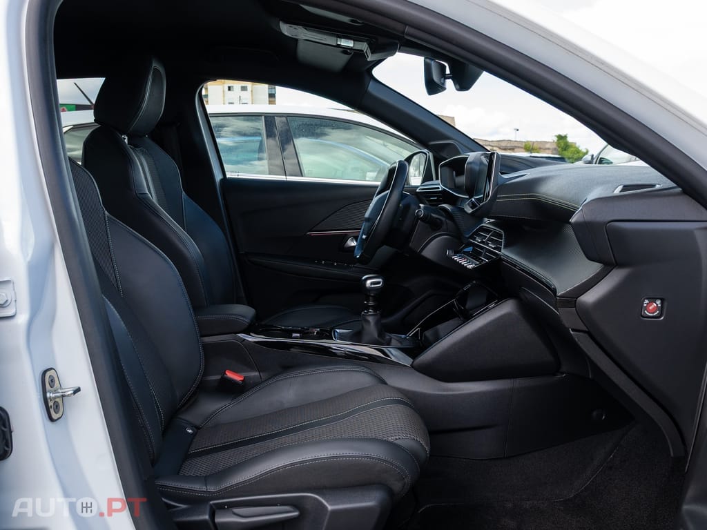 Peugeot 208 1.5 BlueHDi GT — fotografia 17