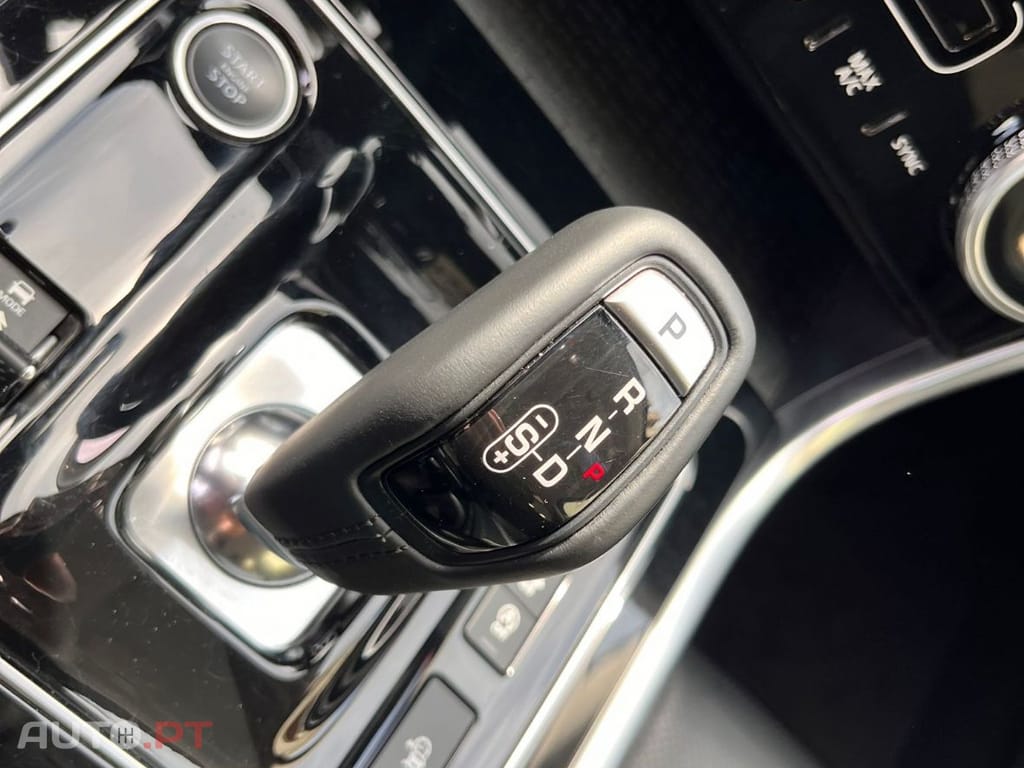 Jaguar XE 200d R Dynamic RED 