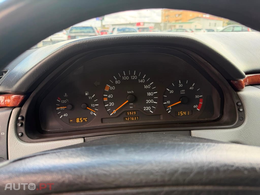 Mercedes-Benz E 220 D Classic