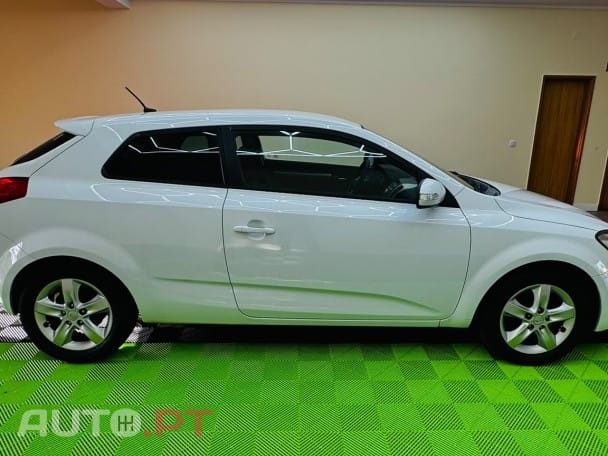 Kia Ceed S Coupé 1.4 CVVT EX ISG — fotografia 4