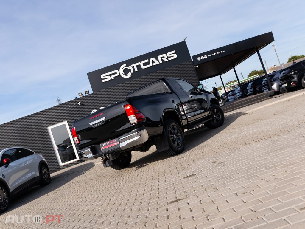 Toyota Hilux 2.4 D-4D 4WD CD Tracker S CA