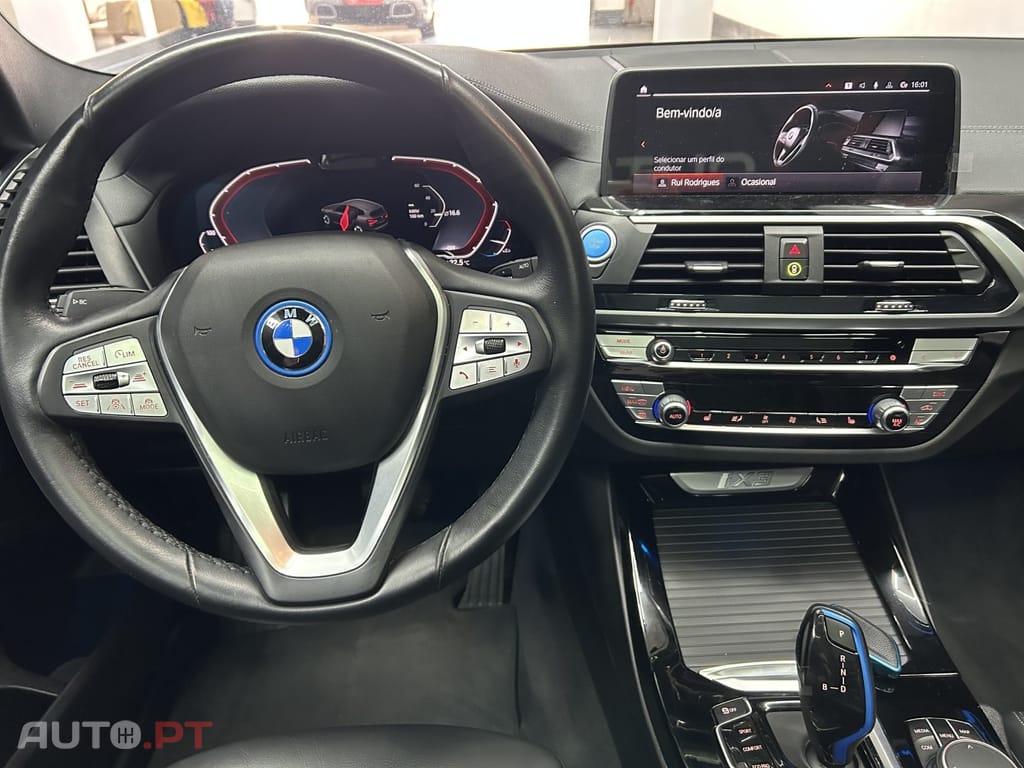 BMW iX3 Impressive Dark Shadow