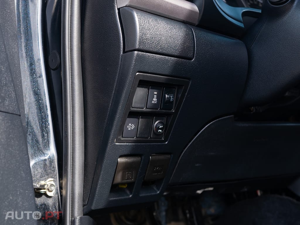 Toyota Hilux 2.4 D-4D 4WD CD Tracker S CA