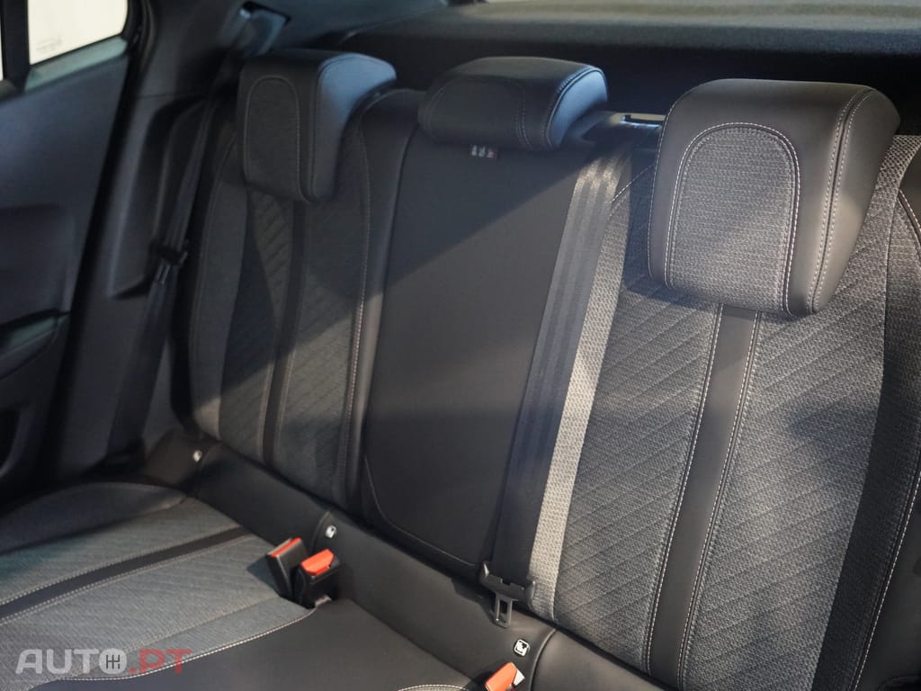 Peugeot 2008 1.2 PureTech Allure EAT8