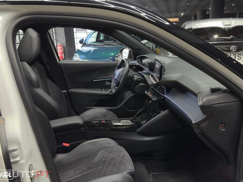 Peugeot E-2008 GT+