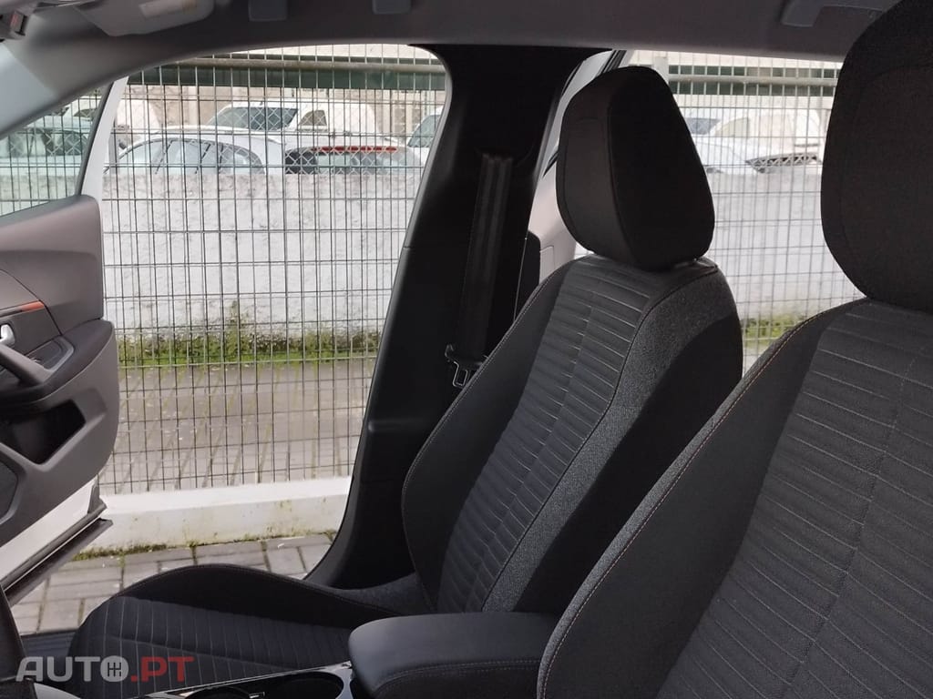 Peugeot E-2008 50 kWh Allure Pack