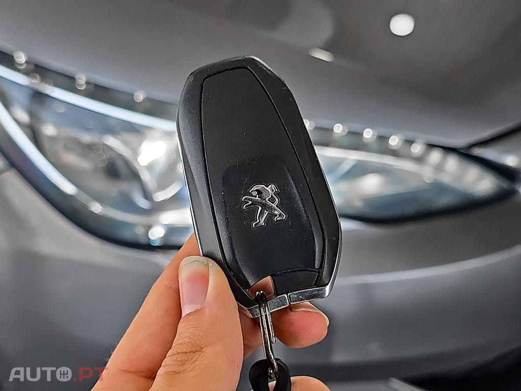 Peugeot 308 1.2 PureTech Allure Faróis Full LED