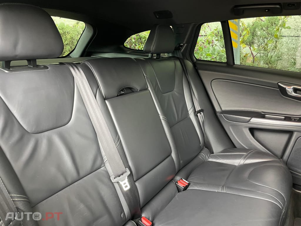 Volvo V60 2.4 D6 R-Design Momentum AWD Phev