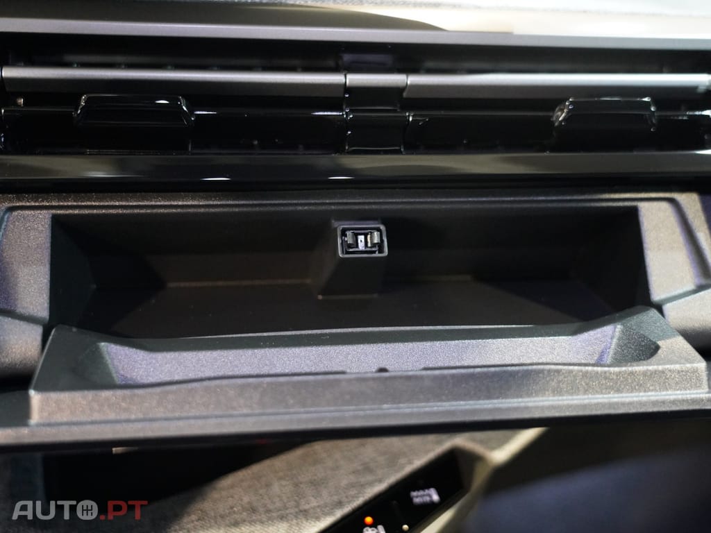 Peugeot 3008 1.2 Hybrid Allure e-DCS6