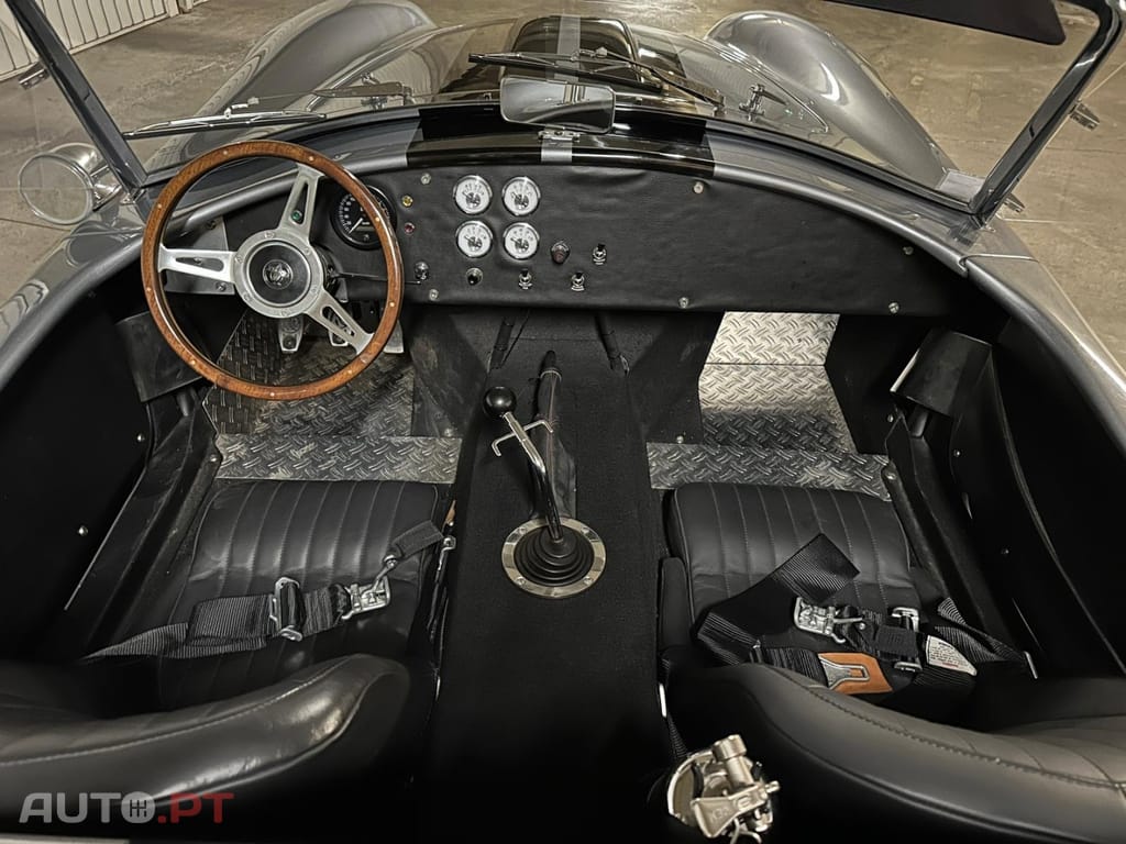 AC Cobra V8
