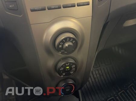 Toyota Yaris 1.4 D-4D Comfort+AC+VSC — fotografia 8