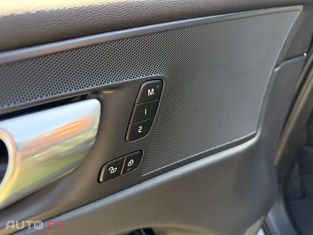 Volvo XC 60 2.0 T6 PHEV Black Edition AWD — fotografia 21