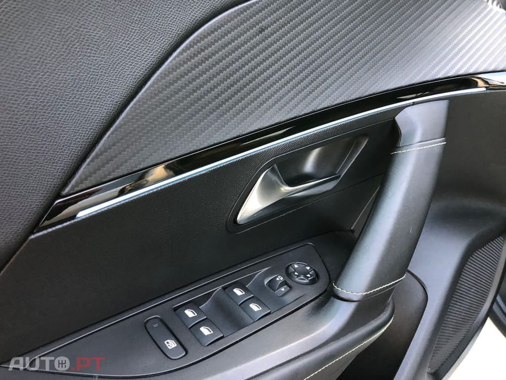 Peugeot E-2008 GT+