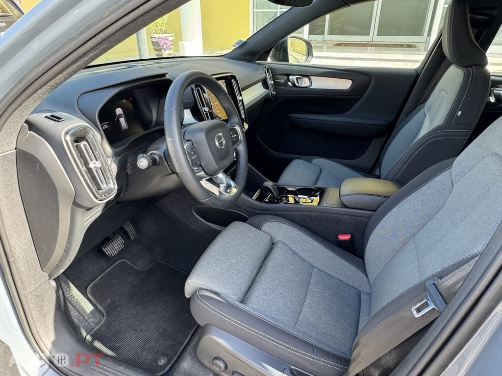 Volvo XC40 2.0 B3 Plus Dark