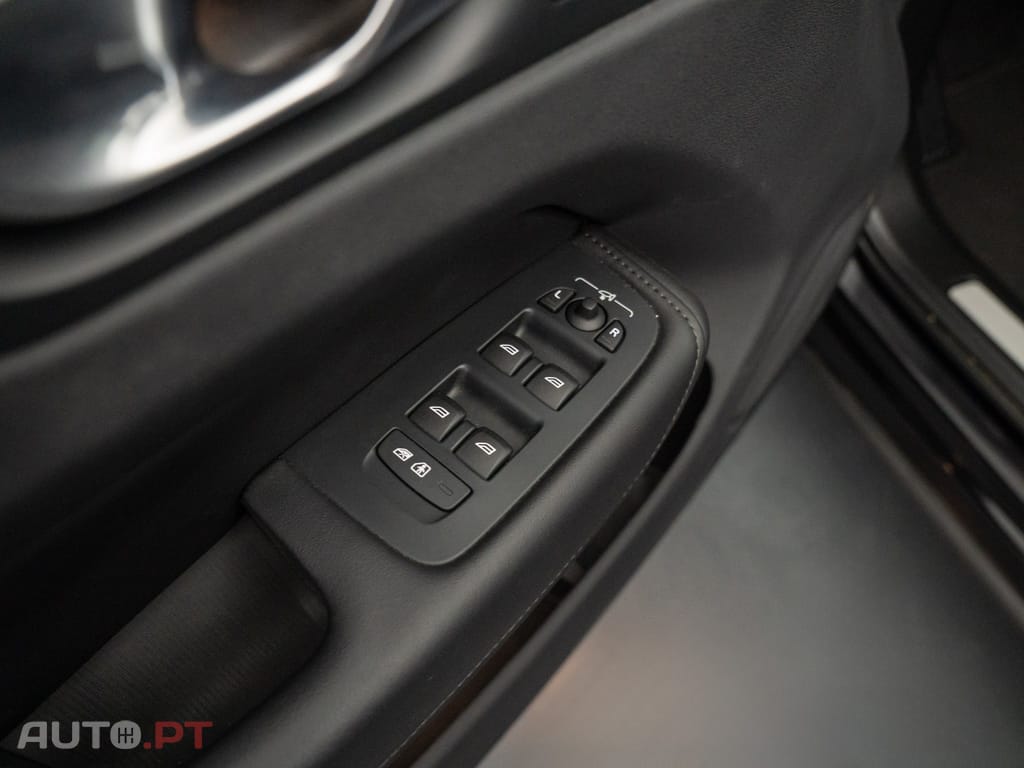 Volvo XC60 2.0 T6 PHEV Ultra Dark AWD