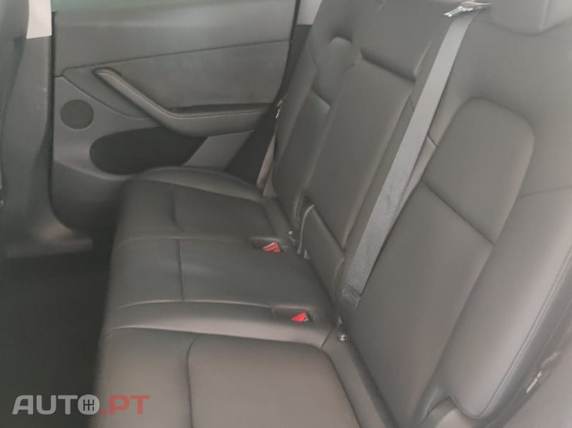 Tesla Model Y Long Range Dual Motor AWD — fotografia 8