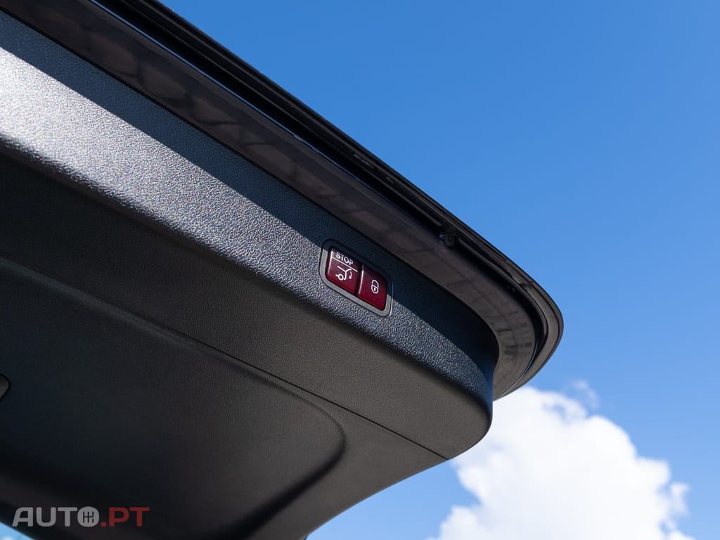 Mercedes-Benz E 300 Outro