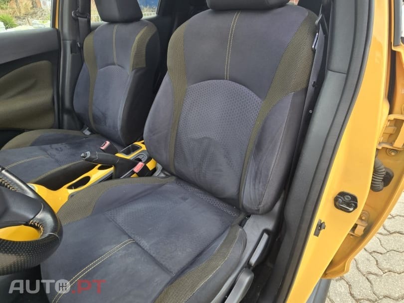 Nissan Juke 1.6 DIG-T Tekna Premium Ext.1 Yellow S. — fotografia 17
