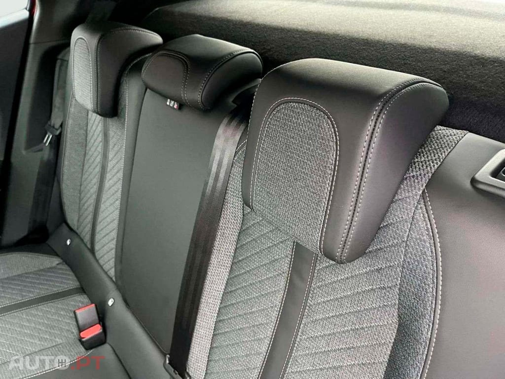 Peugeot E-2008 Allure I.V.A DEDUTÍVEL 