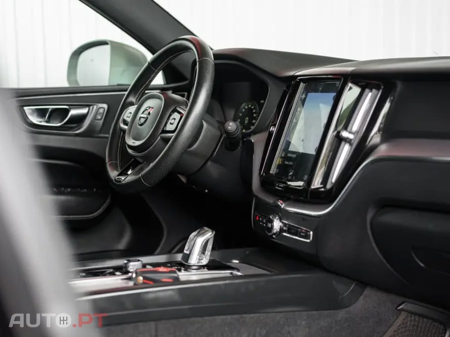 Volvo XC60 2.0 T8 PHEV R-Design AWD