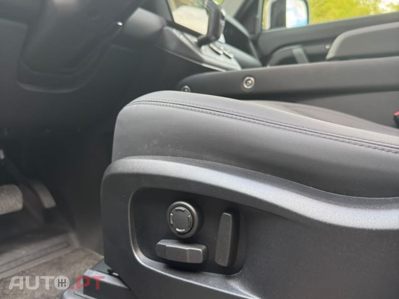 Land Rover Defender 2.0 P300e 110 AWD X-Dynamic SE