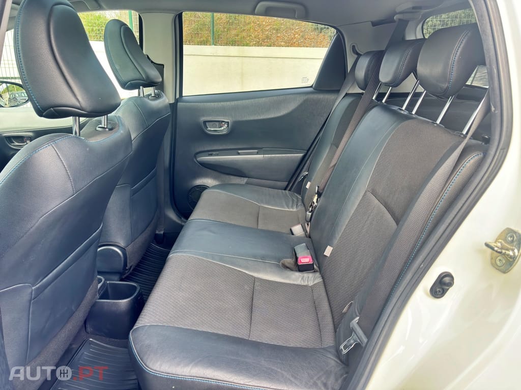 Toyota Yaris 1.5 HSD Square Collec.White