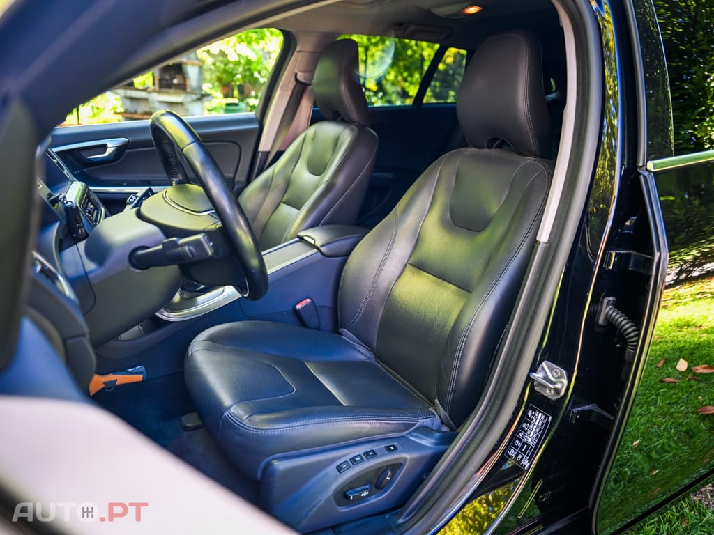 Volvo V60 2.4 D6 R-Design Momentum AWD Phev