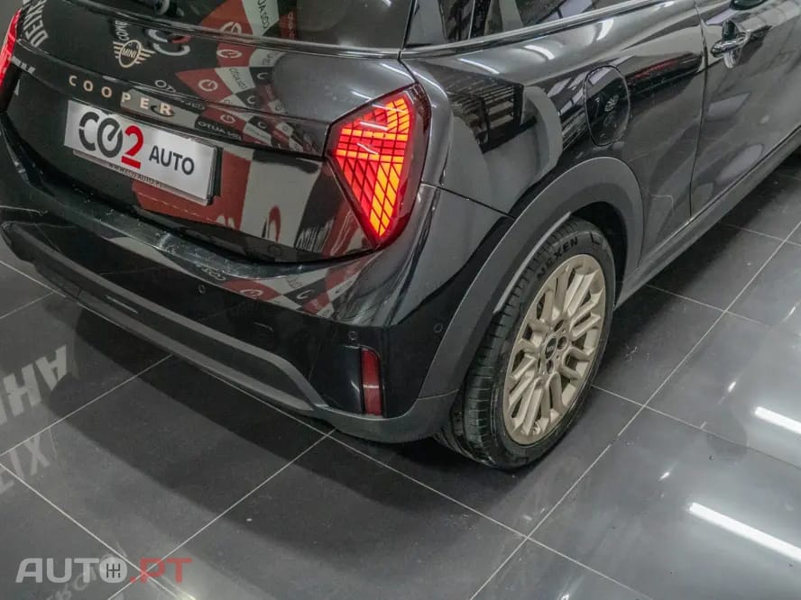 MINI Cooper Cooper C Favoured M