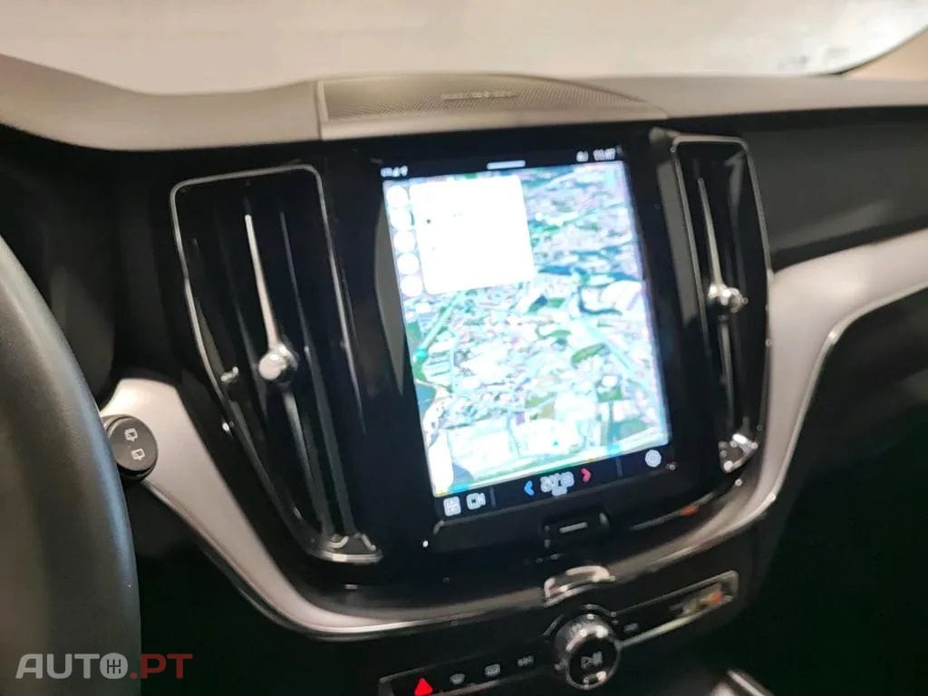 Volvo XC60 2.0 B4 Momentum Plus