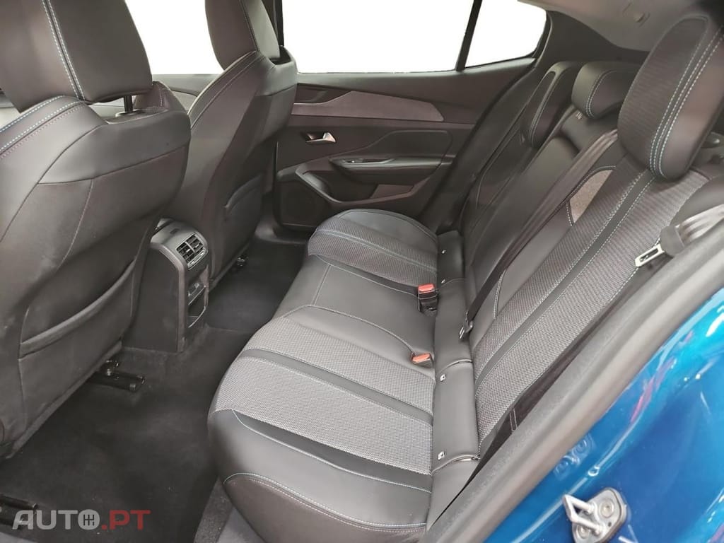 Peugeot 408 1.2 Hybrid Allure e-DCS6