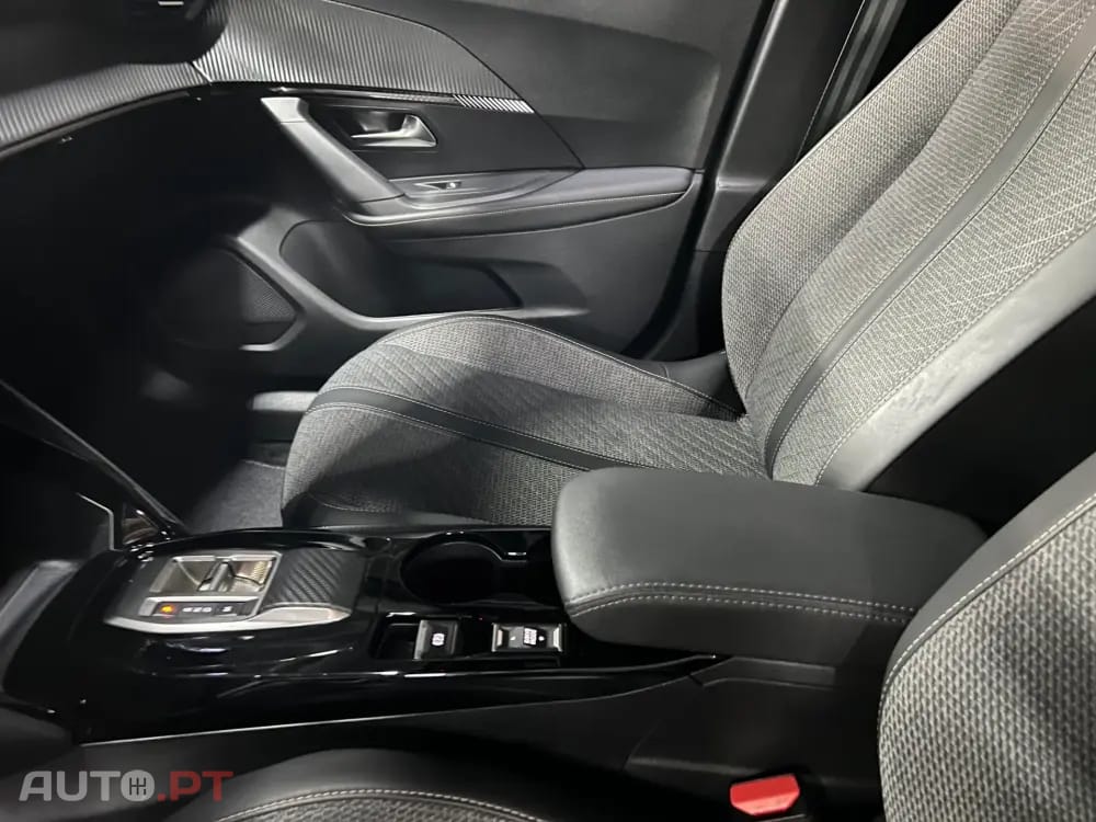 Peugeot 2008 1.2 Hybrid Allure e-DCS6