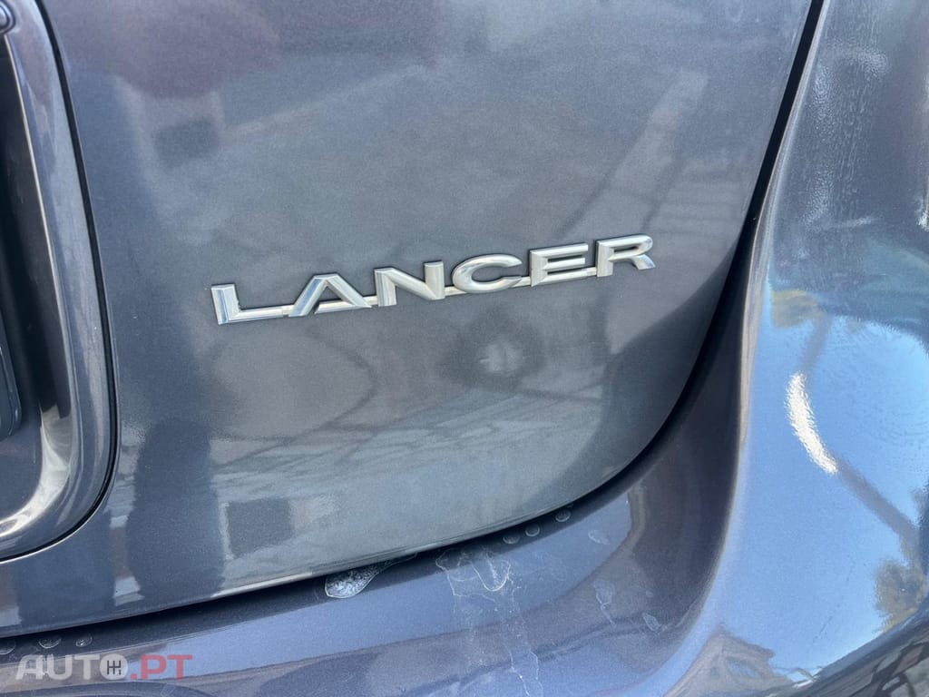 Mitsubishi Lancer 1.5 Invite — fotografia 17