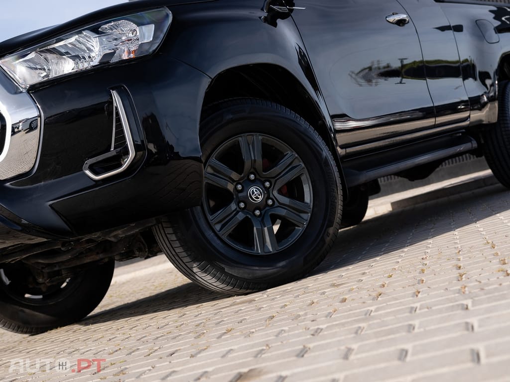 Toyota Hilux 2.4 D-4D 4WD CD Tracker S CA