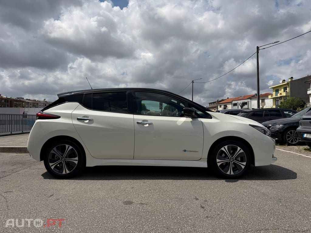 Nissan Leaf N-Connecta Two Tone