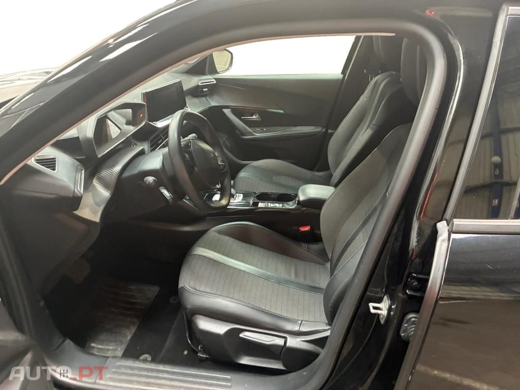 Peugeot E-2008 50 kWh Allure Pack