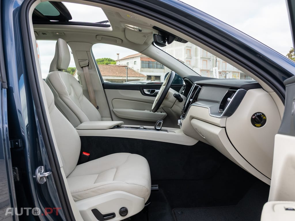 Volvo XC 60 2.0 B4 Momentum — fotografia 16