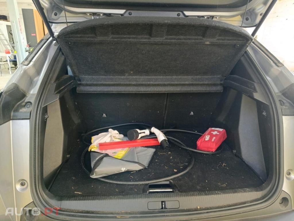 Peugeot E-2008 50 kWh Allure Pack